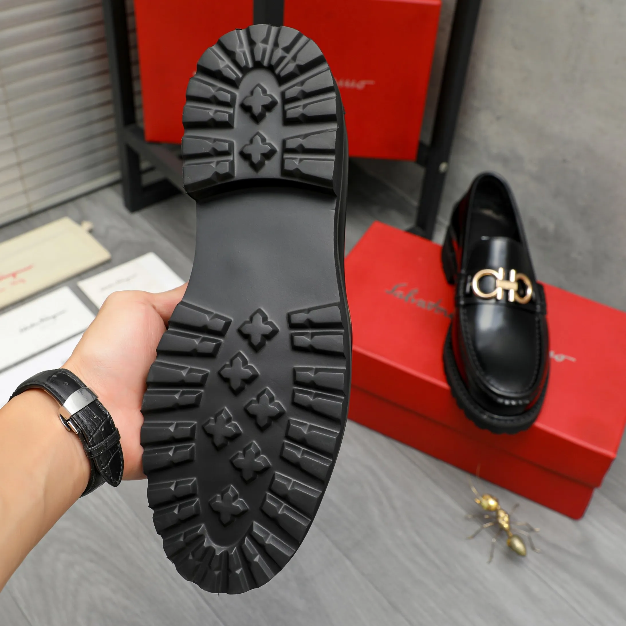 Men's shoes 💰442 Product trademark: Ferragamo "Ferragamo" business formal leather shoes Regular size: 38-46 (45.46 custom-made and non-returnable) Product materials: Selected pearlescent cowhide upper, cowhide lining, non-slip rubber outsole